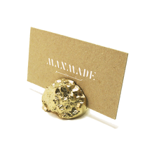 Load image into Gallery viewer, brass cardstand - small • حامل بطاقة نحاسي - صغير