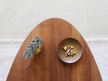 Load image into Gallery viewer, brass cardstand - small • حامل بطاقة نحاسي - صغير