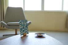 Load image into Gallery viewer, brass cardstand - small • حامل بطاقة نحاسي - صغير