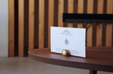 Load image into Gallery viewer, brass cardstand - small • حامل بطاقة نحاسي - صغير